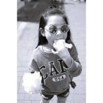 감천 문화 마을 에서의 먹방! 자기 얼굴보다 훨씬 큰 솜사탕을 사들고 와구와구 먹고 있는 지인이, 뺏어 먹겠다고 혀 낼름 내미는 언니 ㅋㅋ.... 