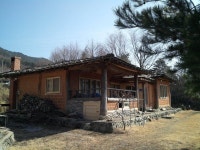 좋은 황토찾아 볏짚을 섞어 흙벽돌로 지은 흙집 - Daum 부동산 | House styles, Cabin plans, House