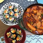 17년 2월 5일 일요일  일요일 점심은 분식 파티🎉 우엉 깜빡하고 안 넣었더니 너무 건강한 김밥처럼 보이네?😅 채식주의자 아님🙅 . 어릴 때... 