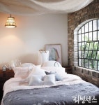 집캔들은 데이글로우, 엠보 장식 작은 화기는 메종드실비, 세라믹 화기는 이노메싸, 나뭇잎 유리돔은 양유… | 여름 침실, 침실, 인테리어