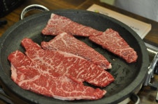한우+버섯+ 키조개를 함게 구우면 장흥 한우삼합이된다 1. 먼저 한우를 올린다 .20130712 명희네식당에서
