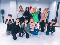 와플안녕👋 내일 쇼챔 첫방갑니다~~~!!! 보고싶다 빨리 보자아 스위치X와썹 출동!!! 가자가자~~~~!!! ColorTV 음원과 뮤비는 13일... 