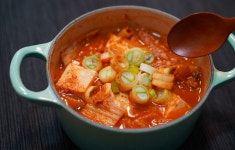 두부랑 같이 크게 한숟갈 떠서 밥이랑 비벼먹으면 이건 정말 밥도둑이자나 #참치찌개 #김치찌개 #참치김치찌개 #얼큰한 #해장... 
