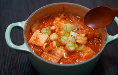 두부랑 같이 크게 한숟갈 떠서 밥이랑 비벼먹으면 이건 정말... kimchijjigae #koreanfood #koreanfoodrecipes | 식품 아이디어, 요리, 두부