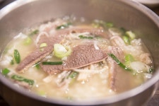 소고기의 양지탕brisket soup of beef  -공덕동로타리의 식당  공덕동 로타리의 마포 무공해술불갈비집에서의 간단한 양지탕...양지탕은 소고기의... 