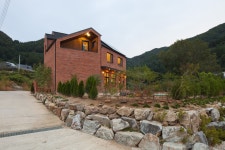 1층과 2층 총 2개의 층으로 나눠져 있으며,  1층: AV룸, 거실, 주방, 식당, 다용도실, 화장실, 보일러실, 현관 2층: 드레스룸, 방1, 방2, 세탁실... 