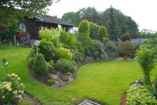 Sloped Garden Design | 정원 가꾸기, 정원, 집