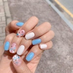 delicate에 있는 violett님의 핀 | 네일 컬러, 반짝이는 네일, 젤네일