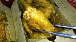 아들내미가 치킨 사달래서 비싼놈으로 배달시켜 줬더만...날개죽지 하나 뜯더니 배불러요 불쌍한 부부는 오늘도 체중조절 실패! ㅜㅠ | 치킨