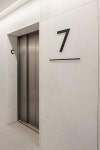signage에 있는 알레그로님의 핀 | 홀 디자인, 인테리어, 디자인