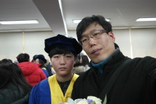 쭉쭉이 초등학교 졸업.  이제 어린이가 아니라 청소년.  건강하게 자라줘서 고맙고...  앞으로도 쭉쭉쭉 건강하고 바른 심성으로 쭉쭉쭉 가자... 