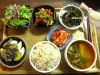 쥐포 파무침, 잘지은 현미밥, 아삭한김치, 양파드레싱샐러드까지! 맛좋고 풍성한 밥상드시러 오세요~^^!!!!! #밥상 #카페슬로비… | 파 무침, 계란