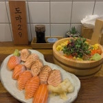 정아영 on Instagram: “수빈이랑 #도마29 오동통실 연어 🍣❤️” | อาหารทะเล