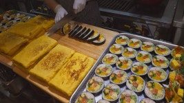 압도적인 크기와 정성! 연어새우 대왕김밥(후토마끼) / Japanese style giant kimbap | 음식, 식품 아이디어, 맛있는 음식