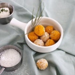 코코넛과 단호박, 무염 치즈를 섞어 만든 인기만점 코코넛 단호박 치즈 볼입니다. 코코넛에 함유되어 있는 칼슘은 뼈를 튼튼하게 만들어주고... 