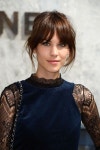 (알렉사 청) Alexa Chung @ Chanel show during Paris Haute Couture Fashion Week (July 2) | 긴 머리 헤어스타일, 헤어스타일 아이디어... 