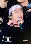 반다나 쓰고 “앙” 깨물 하트 선보여 ‘과즙미’ 팡팡 터뜨린 방탄소년단 뷔 | 방탄소년단, 반다나, 콘서트