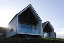 Bright and Uplifting Rural Retreat in New Zealand: Farmhouse by RTA Studio | 시골 주택, 집 건축, 별장