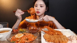 SUB)바삭한 돈까스에 매콤새콤 쫄면 먹방 ! (ft.왕새우튀김) 리얼사운드 Pork cutlet jjolmyeon mukbang asmr - YouTube en 2020