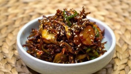 Gochujang Myeolchi Bokkeum (Stir-fried Anchovy with Gochujang) - 2020 | 반찬, 식품 아이디어, 한식