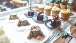 Hongdae Dessert Laboratory - Seoul 디저트연구소 홍대 - Mini en Monde cute dessert cafe, cafe seoul, peach flower korea, theme... 
