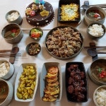 평소 밥상과 비슷한가요?^^ 아이들과 남편이 차려주었거든요~😊 아침은 남편이 새벽에 일어나  차려주었구요~ 저녁은 남매가 저보고 방에서... 