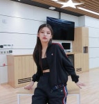 pakaian korea, Potret wanita ITZY Performance Practice  2021 AAA Yeji photos ©Yedori 황예지 in 2022 | Gaya model pakaian, Gaya... 