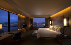 Spring breeze all around yeouido🍃 #콘래드서울 #콘래드호텔 #콘래드 #서울 #여의도 #한강 #한강뷰 #그… | Luxurious bedrooms... 