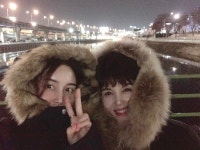 딸 생일이라고 꽃에 떡에 곰탕에 바리바리 싸들고 온 울엄마   딸 생일이라고 꽃에 떡에 곰탕에 바리바리 싸들고 온 울엄마