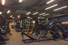 용인 언남동에 위치한 헬스장 N.O.N GYM 신축현장에 건물주가... 그래서 모든 배선을 디자인한 파이프 조명으로 배선들을 (조… | 파이프, 통신