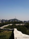 아늑히 남산N타워, 고층빌딩 그리고 한양도성이 아름다운 서울로 전통과 현대가 만났다. | 아름다운