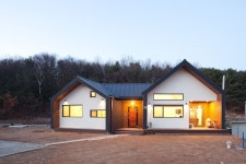 양평 강상면 신화리 들꽃마을 1호집 | 호미파이 & homify | 전통 주택, 집, 뒷마당 파티오 디자인