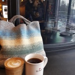셀카장인이 찍어준 가방+커피샷 역시 밖에서 찍어야해☕  #코바늘가방 #뜨개가방 #그라데이션가방 #콧바람 #술이달던그날 #crochet... 