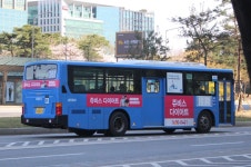 옥외광고에 있는 heehee j님의 핀 | 버스, 배경