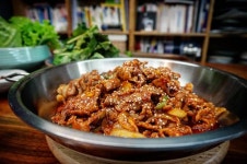 청주역삼파볶음 | 저녁식사~~ 기교를 부리지않는 엄마표 제육볶음과 유채겉절이. . 목살 얇게 500g. 후추 넉넉히, 생강술 1T(청주 가능)로 미리 밑간한다. 고추장...