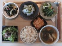 2012년 6월30일 오늘의밥상! 탕평채, 건파래무침, 참나물무침, 샐러드, 현미밥, 야채감자국, 이 준비되었습니다. 그리고,오는을 와락데이... 