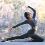 @gabriella.dondero in the #AloYoga Amelia Long Sleeve Crop #yoga #inspiration | 요가 포즈, 요가 피트니스, 요가 운동