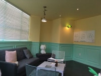 #약꾹옆에서 #cafeteria #수성못_예쁜_카페팬톤의자 컬러 완전 예쁨 ^^여기가 핫하다는 그자리 브라우니에 ... | 인테리어 아이디어, 인테리어... 