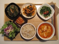 함께 깔끔하게 매운 해물순두부탕입니다. 토요일은 하루종일 밥상을 드실 수 있는 거 아시죠?^^ 점심시간동안은 쇼꼴라띠에 김명하의 쇼꼴라 …