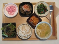 잃으키는 그때그때밥상 입니다.  비트연근초절임, 간장찜닭, 시금치나물, 달걀감자국, 현미밥과, 샐러드, 김치.. 오 해피데이~! | 샐러드