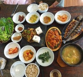 Instagram의 소미네 메뉴판님: “축복받은 날씨🌞 . . . #정말좋은제주 #엄마랑서연이랑#점심밥#낭뜰에쉼팡 #고등어#제육볶음…”