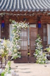 Oriental fusion wedding backdrop in Hanok, Korea - 전통 문을 이용한 한옥웨딩 웨딩아치 컨셉 (With images) | Lush wedding... 