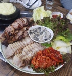 Oyster + Pork + Kimchi + Vegetables (gool-bossam) | 음식, 요리, 음식 사진