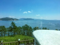 바다 위를 시원하게 가로지르는 배를 보면 마음도 시원해지는 것 같아요.  같이 볼래요? 놀러오세요 😊 힘든 일주일의 끝..... 