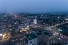 제주 이도동 도로 교차점, 조뼛한 땅에 자리잡은 세모 건물 - C3KOREA - 2021 | 건물, 도로, 건축