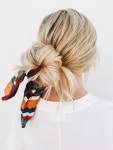 hair tie knot | 헤어스타일, 머리, 파리지앵 스타일