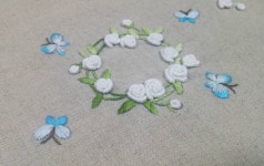 #자수러너#embroidery#bullionrose #자수소품#자수diy#프랑스자수#야생화자수#프랑스자수가방 #대구프랑스자수#대구야생화자수... 