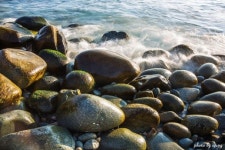 몽돌은 모나지 않은 둥근돌을 뜻한다. 바다의 수심이 깊고, 해안선 구배가 일정하게 있어 파도가 거친 지역... | 풍경 수채화, 바위, 돌