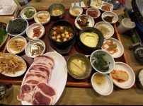 Stray Kids (스트레이 키즈) Instagram Update “한식 데이트~ 2 Korean food for our dinner date ~ 👌🖤💛😂 #felix... 