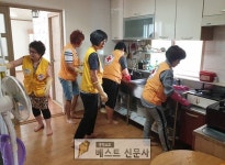 상주시 화서면 적십자봉사회(회장 김화자)는 회원 10여명과 함께 22일 화서면 봉촌리, 상현2리 마을 경로당을 방문해 청소 봉사활동을 했다.... 